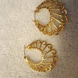 Lacey gold pierced earrings